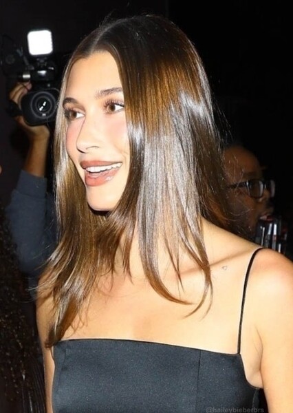 Hailey Bieber photo