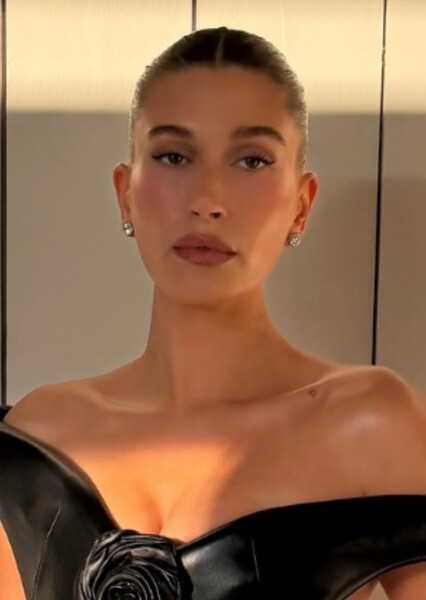 Hailey Bieber photo