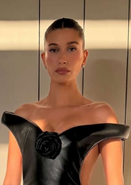Hailey Bieber photo