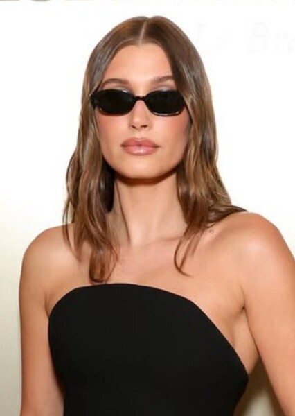 Hailey Bieber photo