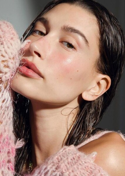 Hailey Bieber photo