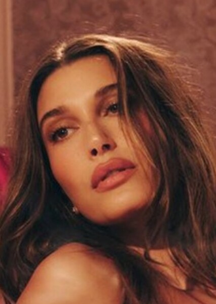 Hailey Bieber photo