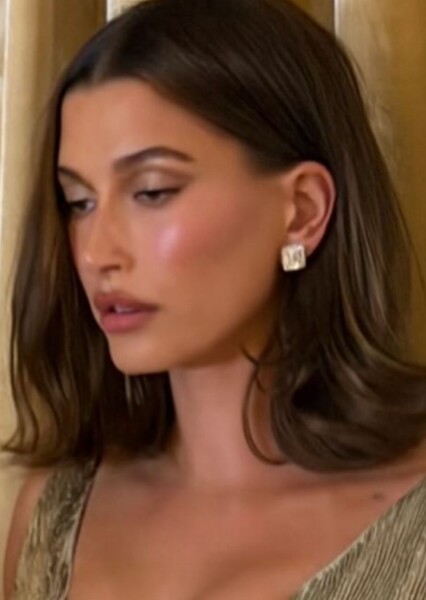 Hailey Bieber photo