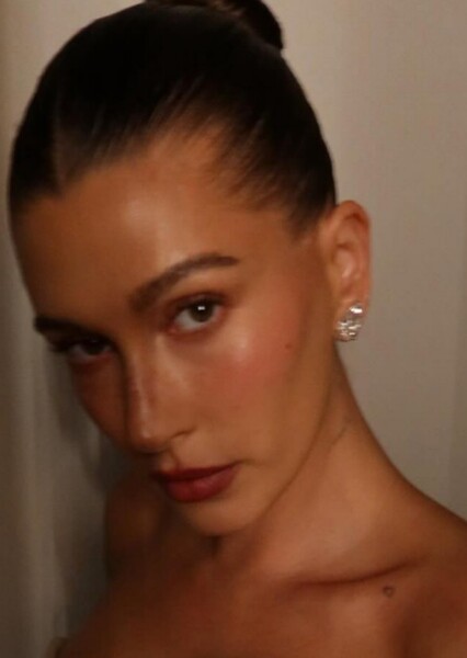 Hailey Bieber photo