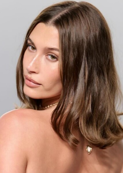 Hailey Bieber photo