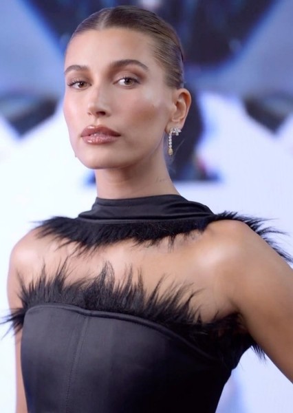 Hailey Bieber photo