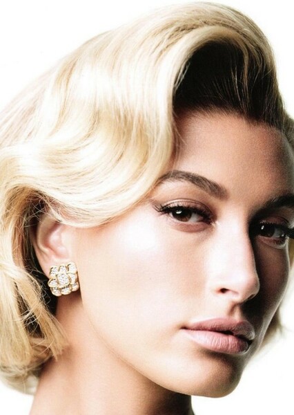 Hailey Bieber photo