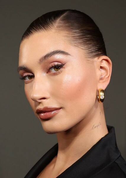 Hailey Bieber photo