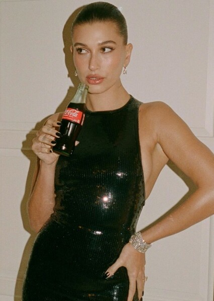 Hailey Bieber photo