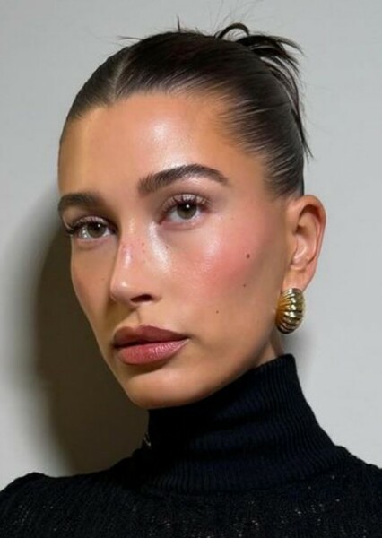 Hailey Bieber photo