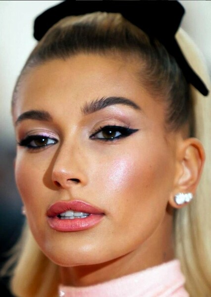 Hailey Bieber photo