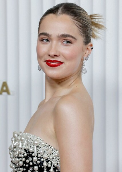 Haley Lu Richardson photo