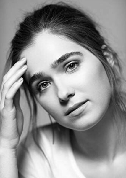 Haley Lu Richardson photo