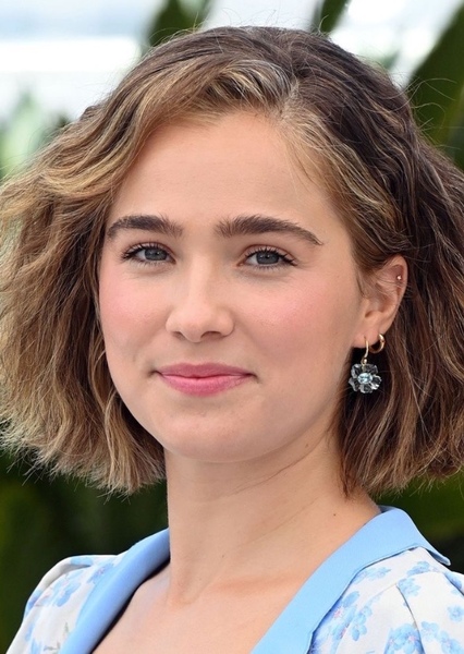 Haley Lu Richardson photo