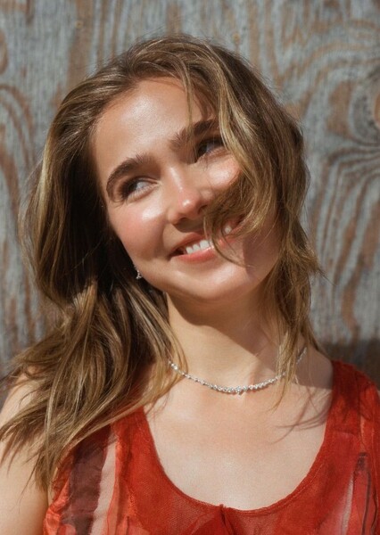 Haley Lu Richardson photo