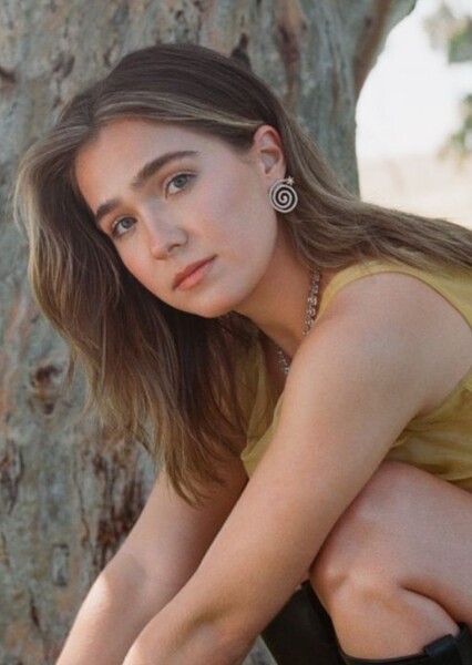 Haley Lu Richardson photo