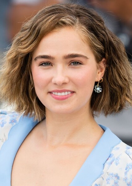 Haley Lu Richardson photo