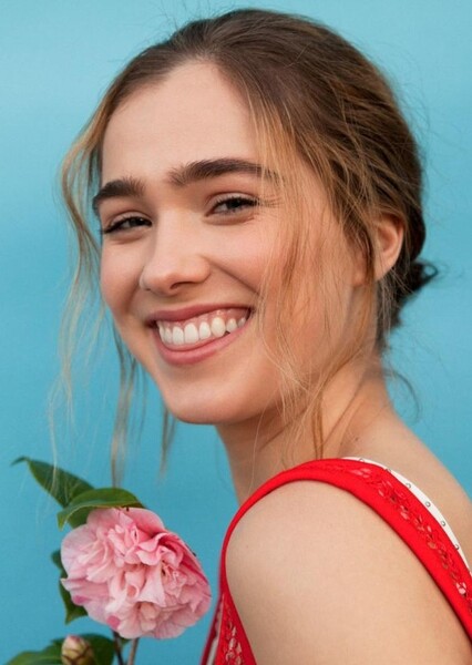 Haley Lu Richardson photo