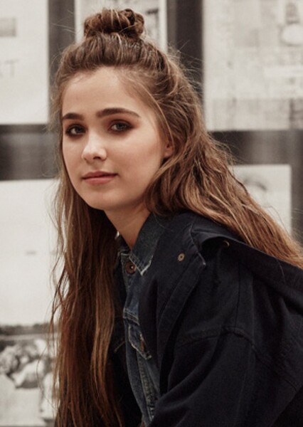Haley Lu Richardson photo