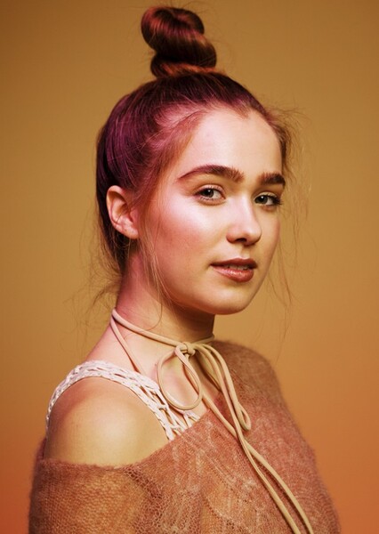 Haley Lu Richardson photo