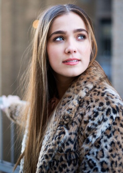 Haley Lu Richardson photo