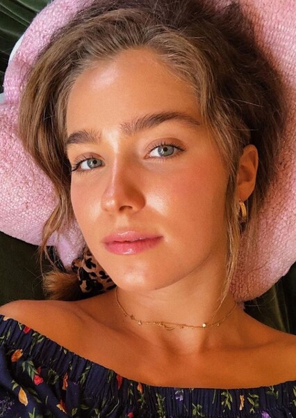 Haley Lu Richardson photo