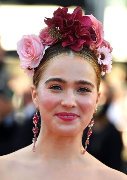 Haley Lu Richardson photo