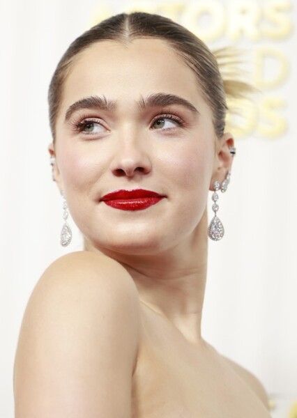 Haley Lu Richardson photo