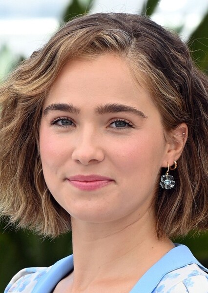 Haley Lu Richardson photo