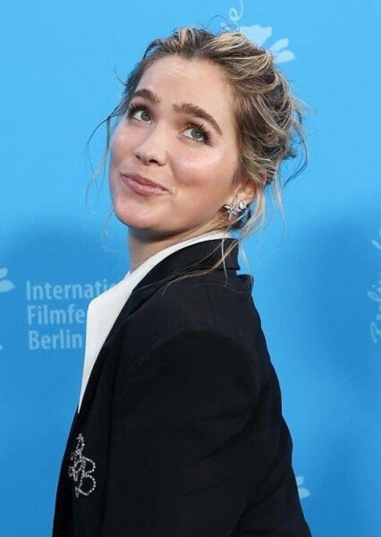 Haley Lu Richardson photo