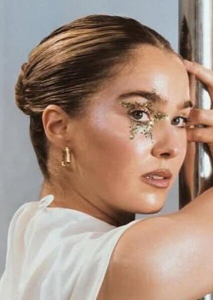 Haley Lu Richardson photo