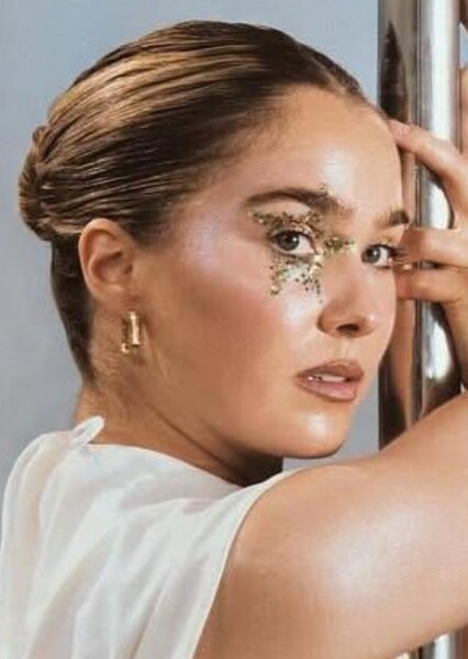 Haley Lu Richardson photo