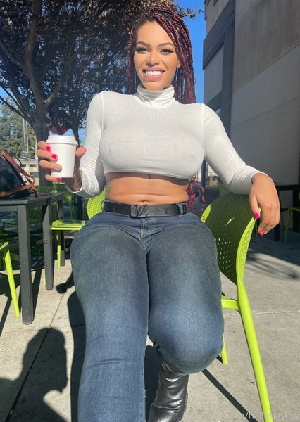Halle Hayes photo