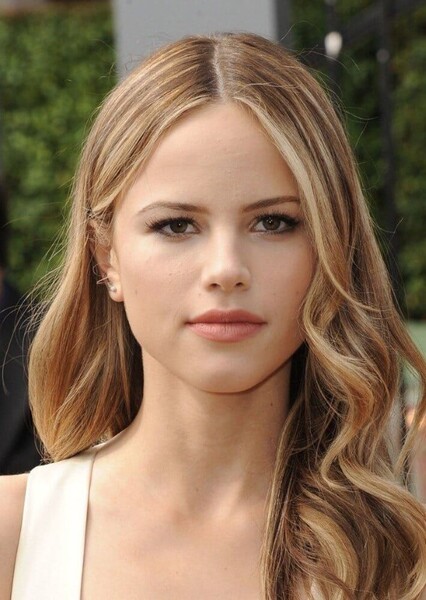 Halston Sage photo