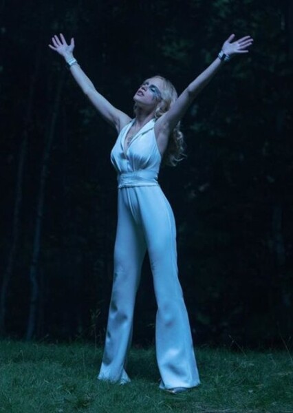 Halston Sage photo