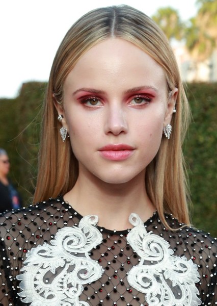 Halston Sage photo
