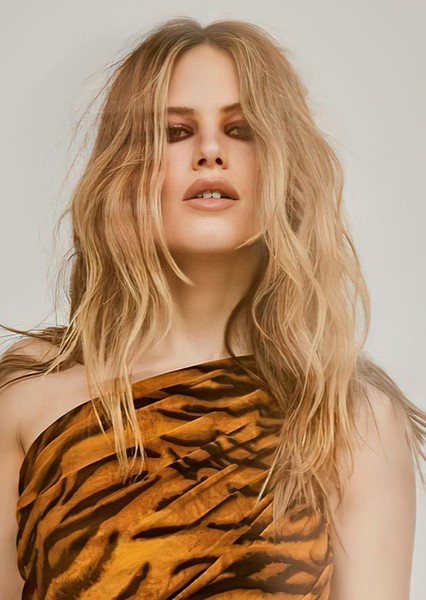 Halston Sage photo