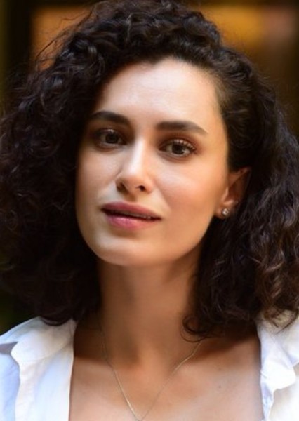 Hande Doğandemir photo