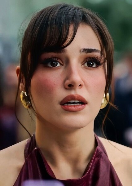 Hande Erçel photo