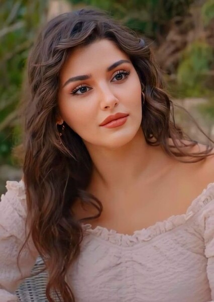 Hande Erçel photo