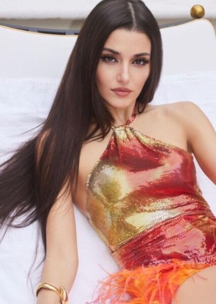 Hande Erçel photo