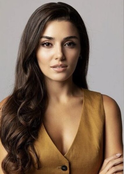 Hande Erçel photo