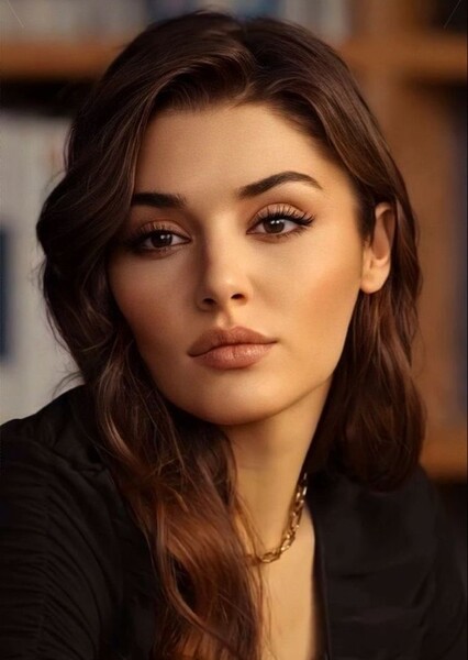 Hande Erçel photo