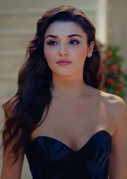 Hande Erçel photo