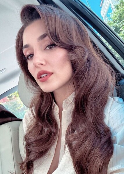 Hande Erçel photo