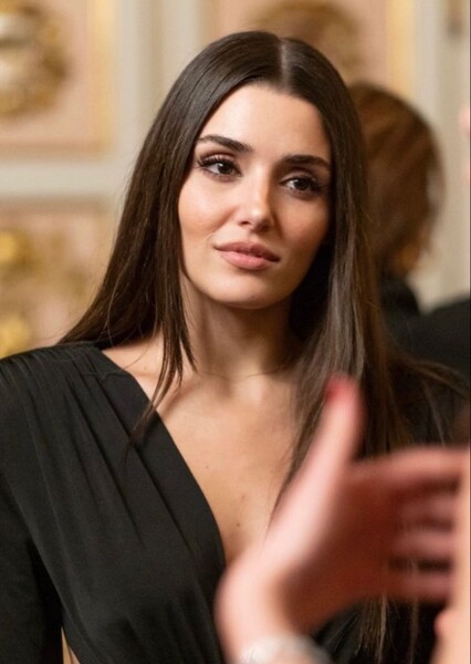 Hande Erçel photo