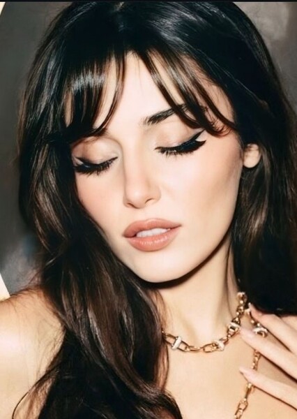 Hande Erçel photo