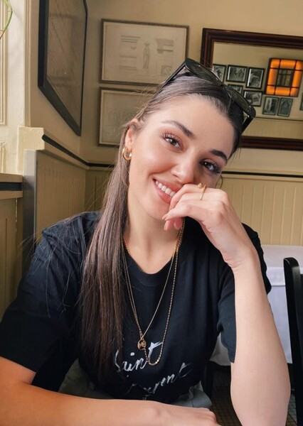 Hande Erçel photo