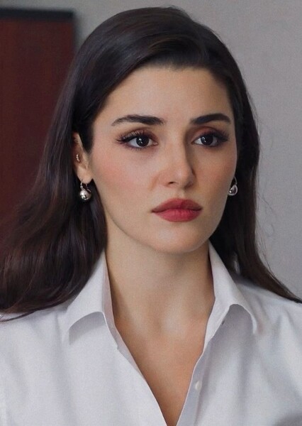 Hande Erçel photo