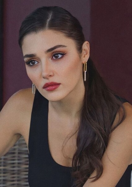 Hande Erçel photo